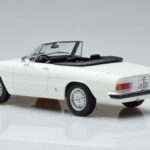 Alfa Romeo 2000 Spider Baltas Norev 1:18 - image 6 of 7