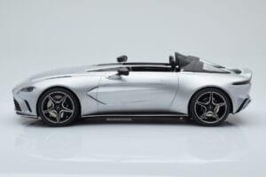 Aston Martin V12 Speedster Sidabras GT Spirit 1:18 GT430 Derva - nuotrauka 3 iš 6