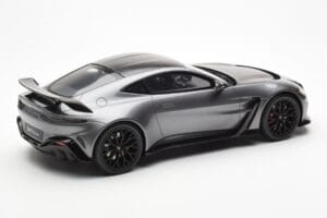 Aston Martin V12 Vantage Magnetic Sidabras GT Spirit 1:18 GT443 Derva - nuotrauka 2 iš 6