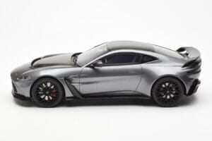 Aston Martin V12 Vantage Magnetic Sidabras GT Spirit 1:18 GT443 Derva - nuotrauka 3 iš 6