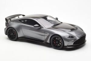Aston Martin V12 Vantage Magnetic Sidabras GT Spirit 1:18 GT443 Derva - nuotrauka 4 iš 6