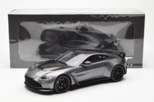 Aston Martin V12 Vantage Magnetic Sidabras GT Spirit 1:18 GT443 Derva - nuotrauka 6 iš 6