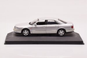 Audi A8 D2 Sidabrinis Žalia Juosta Minichamps 1:43