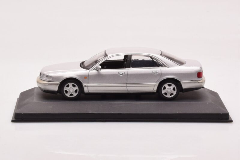 Audi A8 D2 Sidabrinis Žalia Juosta Minichamps 1:43