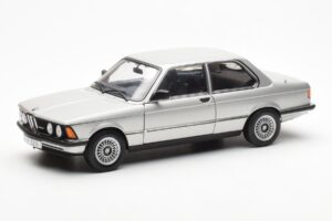 BMW 323i E21 Aspen Sidabrinis AUTOart 1:18