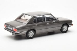 BMW 520i E28 Pilkas MCG 1:18 MCG18121 Metalas - nuotrauka 2 iš 6