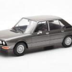 BMW 520i E28 Pilkas MCG 1:18