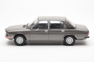BMW 520i E28 Pilkas MCG 1:18 MCG18121 Metalas - nuotrauka 3 iš 6