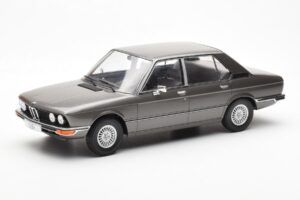 BMW 520i E28 Pilkas MCG 1:18