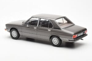 BMW 520i E28 Pilkas MCG 1:18 MCG18121 Metalas - nuotrauka 5 iš 6