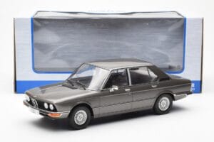 BMW 520i E28 Pilkas MCG 1:18 MCG18121 Metalas - nuotrauka 6 iš 6