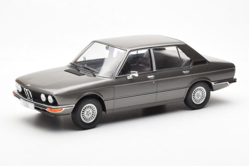 BMW 520i E28 Pilkas MCG 1:18