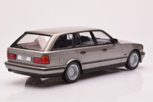 BMW 530i E34 Touring Pilkas Metalinis MCG 1:18 MCG18330 Metalas - nuotrauka 2 iš 6