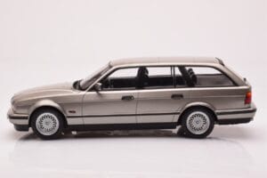 BMW 530i E34 Touring Pilkas Metalinis MCG 1:18 MCG18330 Metalas - nuotrauka 3 iš 6