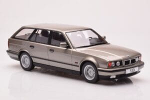 BMW 530i E34 Touring Pilkas Metalinis MCG 1:18 MCG18330 Metalas - nuotrauka 4 iš 6