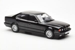BMW 540i E34 Juodas Metallic MCG 1:18 MCG18157 Metalas - nuotrauka 4 iš 6