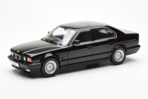 BMW 540i E34 Juodas Metallic MCG 1:18
