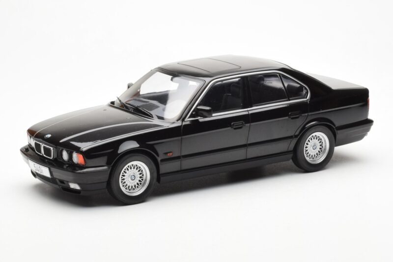 BMW 540i E34 Juodas Metallic MCG 1:18