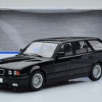 BMW 540i E34 Touring Juodas Metalinis MCG 1:18 - image 6 of 6