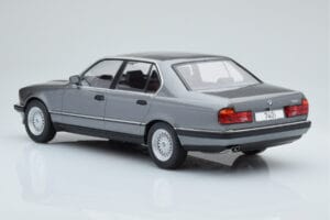 BMW 7 Series E32 740i Sidabrinis MCG 1:18 MCG18161 Metalas - nuotrauka 4 iš 5