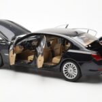 BMW 750Li F02 Facelift Carbon Juodas Kyosho 1:18 - image 5 of 8