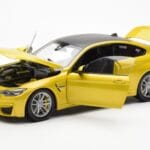BMW M4 F82 Austin Geltonas Metallic Paragon 1:18 - image 2 of 8