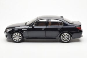 BMW M5 E60 Carbon Juodas Kyosho 1:18 08593BK Metalas - nuotrauka 4 iš 8