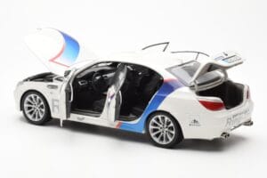 BMW M5 E60 Ring Taxi Nurburgring Kyosho 1:18 08593RT Metalas - nuotrauka 5 iš 8
