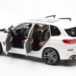 BMW X5 G05 Baltas Paragon 1:18 - image 5 of 8