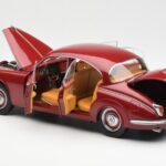 Daimler 250 V8 Raudonas Paragon 1:18 - image 5 of 8