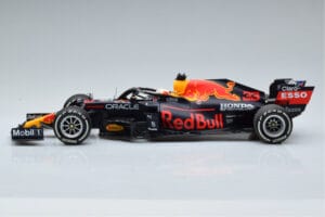 Red Bull Racing RB16B #33 M. Verstappen Abu Dhabi GP F1 World Champion 2021 Minichamps 1:18 110212333 Metalas - nuotrauka 3 iš 6