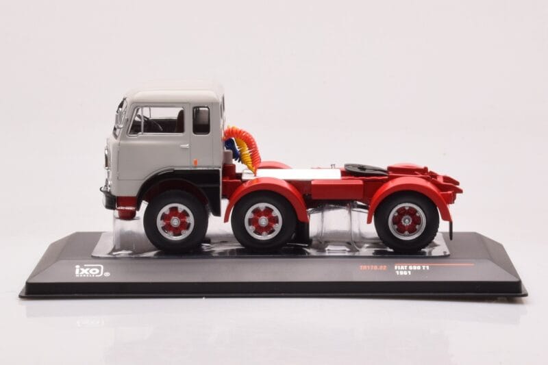 Fiat 690 T1 Baltas IXO 1:43