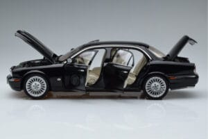 Jaguar XJ6 X350 Ebony Juodas Almost Real 1:18 810501 Metalas - nuotrauka 4 iš 11