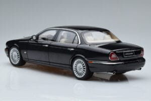 Jaguar XJ6 X350 Ebony Juodas Almost Real 1:18 810501 Metalas - nuotrauka 6 iš 11