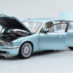 Jaguar XJ6 X350 Seafrost Šviesiai Mėlynas Almost Real 1:18 - image 2 of 11
