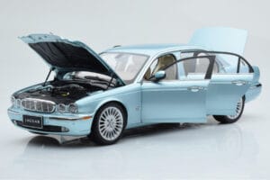 Jaguar XJ6 X350 Seafrost Šviesiai Mėlynas Almost Real 1:18 810503 Metalas - nuotrauka 2 iš 11