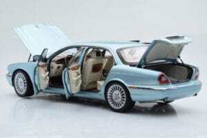 Jaguar XJ6 X350 Seafrost Šviesiai Mėlynas Almost Real 1:18 810503 Metalas - nuotrauka 3 iš 11