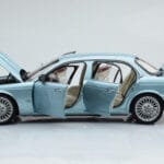 Jaguar XJ6 X350 Seafrost Šviesiai Mėlynas Almost Real 1:18 - image 5 of 11