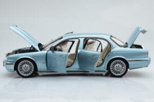 Jaguar XJ6 X350 Seafrost Šviesiai Mėlynas Almost Real 1:18 810503 Metalas - nuotrauka 5 iš 11