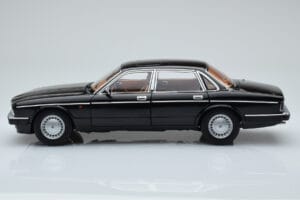 Jaguar XJ6 XJ40 Ebony Juodas Almost Real 1:18 810543 Metalas - nuotrauka 4 iš 11