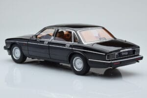 Jaguar XJ6 XJ40 Ebony Juodas Almost Real 1:18 810543 Metalas - nuotrauka 7 iš 11