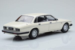 Jaguar XJ6 XJ40 Glacier Baltas Almost Real 1:18 810542 Metalas - nuotrauka 3 iš 11