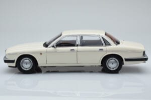 Jaguar XJ6 XJ40 Glacier Baltas Almost Real 1:18 810542 Metalas - nuotrauka 4 iš 11