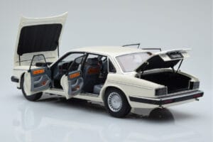 Jaguar XJ6 XJ40 Glacier Baltas Almost Real 1:18 810542 Metalas - nuotrauka 5 iš 11