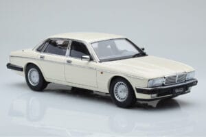 Jaguar XJ6 XJ40 Glacier Baltas Almost Real 1:18 810542 Metalas - nuotrauka 6 iš 11