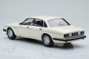 Jaguar XJ6 XJ40 Glacier Baltas Almost Real 1:18 810542 Metalas - nuotrauka 7 iš 11