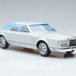 Lincoln Continental Mark V Sidabrinis MCG 1:18 - image 4 of 6