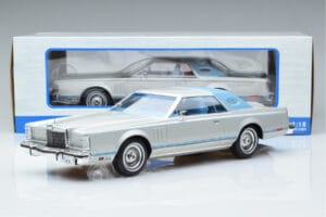 Lincoln Continental Mark V Sidabrinis MCG 1:18 MCG18403 Metalas - nuotrauka 6 iš 6