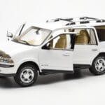 Lincoln Navigator Baltas AUTOart 1:18 - image 2 of 8