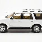 Lincoln Navigator Baltas AUTOart 1:18 - image 4 of 8